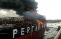 Kapal tanker MT Ketaling milik PT Pertamina yang tengah berlabuh di kawasan PT MOS Karimun, Kepulauan Riau, terbakar. (Foto iNews)