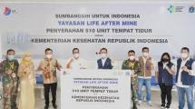 Serah Terima Donasi oleh Pengurus LAM Adri Martowardojo, Dirjen Pelayanan Kesehatan Kementerian Kesehatan RI Prof. dr. Abdul Kadir, dan Koordinator Operasional RSDC Wisma Atlet Kemayoran Kolonel dr. Stefanus Dony
