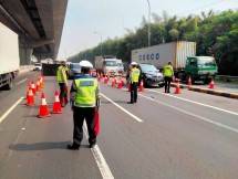 Antisipasi Mudik Idul Adha, Polisi Sekat KM 31 Tol Cikampek
