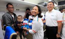 Menteri BUMN Rini Soemarno (kiri), Direktur Utama BNI, Achmad Baiquni (tengah) dan Corporate Secretary BNI Ryan Kiryanto berbincang dengan pemudik saat akan melepas nasabah BNI mudik menggunakan Kereta Premium dari Stasiun Pasar Senin. Dalam rangka 