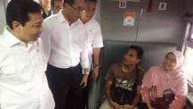 Menhub-Ketua DPR Cek Langsung Pelayanan Pemudik di Stasiun Senen