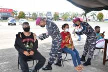 Masyarakat Maritim Sorong Papua Barat Terima Vaksinasi dari TNI AL