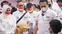 Penasehat APLI yang juga ketua MPR, Bambang Soesatyo bersama pengurus APLI menyaksikan pelaksanaan vaksinasi dalam rangka HUT ke 37 APLI