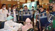 Gubernur DKI Jakarta Anies Baswedan bersama Ketua Umum Kadin Indonesia Arsjad Rasjid saat meninjau pelaksanaan vaksinasi bersama Kadin TNI-Polri di JCC Senayan