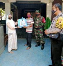 Kades Cikbar Cikampek Salurkan Sembako kepada Warga Isoman
