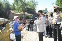 Korlantas Bagikan 500 Paket Sembako Kepada Pemulung Terdampak PPKM Level 4, Didoakan Panjang Umur dan Sehat Selalu