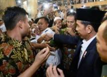 Warga antusias berjabat tangan dengan Presiden Jokowi usai salat Idulfitri di Masjid Istiqlal, Jakarta, Minggu (25/6). (Foto: BPMI)