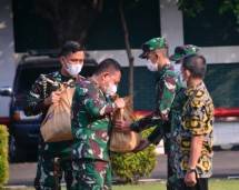 Pangkostrad Letjen TNI Dudung Abdurachman Bagikan Sembako kepada Prajurit dan PNS Makostrad 