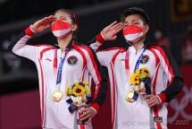 Dukungan semangat terus diberikan oleh mantan pebulu tangkis Indonesia kepada pasangan ganda putri Greysia Polii/Apriyani Rahayu yang akan berjuang di babak final Olimpidae Tokyo 2020 melawan unggulan dua asal China Qing Chen Chen/Yi Fan Jia di Musashino Forest Sport Plaza Tokyo pada Selasa (02/08) siang ini. (foto:nocindonesia)