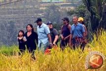 Obama Berwisata Ke Jatiluwih Mantan Presiden Amerika Serikat Barack Obama (keenam dari kiri) berjalan bersama keluarga saat berkunjung ke objek wisata Jatiluwih, Tabanan, Bali, Minggu (25/6/2017). Mantan orang nomor satu di Amerika Serikat tersebut b