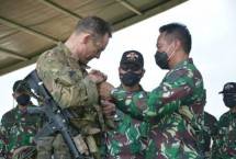 Kasad Jendral Andika dan Komandan USARPAC Sematkan Wing Terjun Garuda Airborne