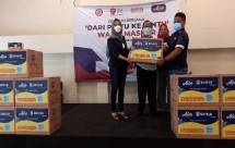 Aice menyerahkan bantuan 