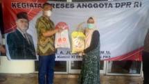 Wakil Rakyat Junaidi Auly Reses Jalin Silaturahim Konstituen dengan Bagikan Bahan Pokok