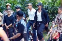 Mantan Presiden Amerika Serikat, Barack Obama (ketiga kanan) berkunjung ke Pura Tirta Empul Gianyar, Bali. (ANTARA FOTO/Wira Suryantala/wdy/17)