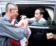Presiden Jokowi membagikan paket sembako kepada warga yang ditemui di Kota Surakarta, Jawa Tengah, Rabu (28/6). (Foto: BPMI).