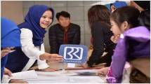 Nasabah bertransaksi dengan BRI