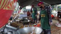 Prajurit Korps Marinir Berbagi 1000 Porsi Makanan untuk Masyarakat Terdampak Covid-19