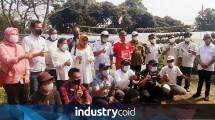 Menteri ATR/BPN Sofyan Djalil bersama Founder & Chairman Jababeka Group SD Darmono bersama para petani saat mengunjungi Botanical Garden Jababeka