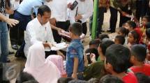 Presiden Jokowi Bagi-Bagi Buku pada Masyarakat Cipanas (Foto Humas Setkab)