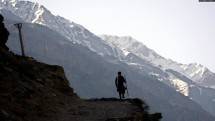 Seorang pekerja tambang Afghanistan berjalan menuju tambang-tambang emerald di pegunungan lembah Panjshir utara kota Kabul, 20 April 2007 (Foto:Reuters)