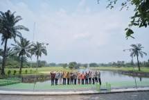 Ishak Chandra, Direktur Utama PT Perintis Triniti Properti, Tbk.dan Dwi Febri Astuti Direktur PT Sentul Golf Utama melakukan pertukaran dokumen penandatanganan Sentul Township Development, disaksikan oleh Hutomo Mandala Putra, Komisaris Utama PT Sentul Golf Utama dan Matius Jusuf, Komisaris PT Perintis Triniti Properti Tbk. 