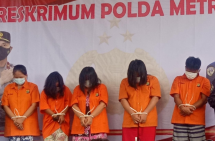 Sekelompok ibu rumah tangga yang tergabung menjadi sindikat pencopet di pusat perbelanjaan berhasil diringkus polisi. Para pelaku diamankan di kediamannya masing-masing.