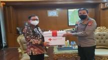 Yuyus Juarsa selaku Sekretaris Perusahaan PTPP yang diserahkan langsung kepada Kepala Kepolisian Negara Republik Indonesia Daerah Jawa Barat (Kapolda Jabar) Irjen. Pol. Ahmad Dofiri.