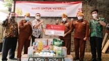 Veteran dan Asabri berpose usai serah-terima sembako