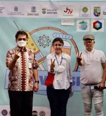 Wakil Ketua Tim Vaksinasi BKKBN, dr. H. Zamhir Setiawan, M.Epid, (kiri) dan Ketua Panitia Pelaksana Acara Vaksinasi Lintas Empat Belas, Amira, SH, MKn., didampingi pembawa acara profesional, Indra Bekti, berpose bersama usai membuka Acara Vaksinasi Lintas Empat Belas. (Foto: Panitia Pelaksana Acara Vaksinasi Lintas Empat Belas) 