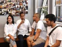 Presiden Jokowi dan Ibu Negara Iriana saat mampir di Kedai Kopi Tuku di Jakarta, Minggu (2/7). (Foto: BPMI)