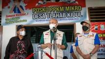 MenkopUKM Teten Masduki bersama Direktur LPDB-KUMKM Supomo saat menghadiri gelar vaksinasi di Purbalingga