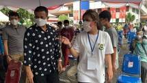 Ketua Panitia Panitia Pelaksana Vaksinasi Covid-19 BKKBN, Amira, SH, MKn. (kaos putih) sedang memberikan penjelasan kepada Walikota Administrasi Jakarta Timur, M. Anwar, S. Si, M. AP, yang datang meninjau pelaksanaan program tersebut di Gedung BKKBN, Halim Perdana Kusuma, Jakarta Timur. (Foto: Panitia Pelaksana Vaksinasi Covid-19 BKKBN)