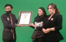 Perwakilan MURI memberikan piagam untuk Shandy Purnamasari dan Maharani selaku pemilik brand MS Glow untuk jaringan penjualan terbanyak.