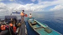 Nelayan Manado Terima Bansos dari Personel Bakamla RI