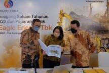 Manajemen PT Golden Eagle Energy Tbk berpose bersama usai Rapat Umum Pemegang Saham Tahunan yang diselenggarakan di Jakarta, Rabu (25/08/2021). (Foto: Humas PT Golden Eagle Energy Tbk)