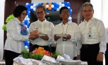 Direktur Utama Perum Jamkrindo Diding S.Anwar (dua dari kanan) bersama jajaran direksi saat memotong tumpeng untuk memperingati HUT Perum Jamkrindo yang ke 47 sekaligus Halal Bihalal seluruh karyawan Perum Jamkrindo diantaranya jajaran manajemen dan