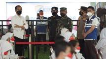 Ketum Kadin Arsjad Rasjid saat mendampingi Presiden Jokowi saat meninjau vaksinasi kebangsaan di Kebun Raya Bogor