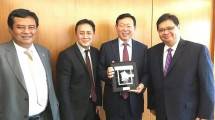 Menteri Perindustrian, Airlangga Hartarto didampingi Kepala Bekraf, Triawan Munaf dan Duta Besar RI untuk Korea Selatan, Umar Hadi saat menemui Chairman Lotte Chemical Titan, Shin Dong Bin