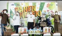 PT Perusahaan Perdagangan Indonesia (Persero)/PPI membagi kebahagiaan kepada pelanggan setia Dharmabrand yang sudah lebih dari 30 tahun menjadi sahabat petani, dengan beragam hadiah seperti mesin cuci sampai dengan kendaraan bermotor, pada (31/08/2021).