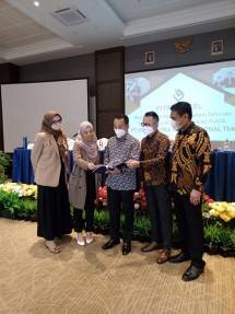 Para anggota Direksi dan Dewan Komisaris PT Hotel Fitra International Tbk berbincang-bincang sejenak usai acara paparan publik di Majalengka, Senin (30/08/2021). (Foto: Humas perseroan)