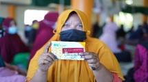Keluarga Penerima Manfaat (KPM) ketika menunjukkan Kartu Keluarga Sejahtera (KKS) dan buku tabungan BSI