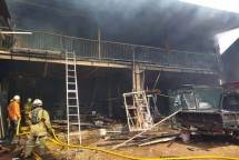 Pabrik mebel terbakar di Jalan Basuki RT 07/06 Kelurahan Cilangkap, Kecamatan Cipayung, Jakarta Timur , Rabu (1/9/2021). 
