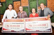 Barry Prima, salah satu Brand ambassador Easy Shopping dan Junaedi, Ketua Komite Pelanggan Easy Shopping Indonesia.
