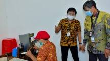Plt Dirjen Industri Agro Kemenperin Putu Juli Ardika saat sidak prokes di perusahaan IHT