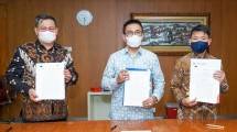  Dirut Bank Banten, Agus Syabarrudin Bersama Senior Vice President Layanan dan Pemasaran PT Taspen, Ariyandi dan Fachri Adnan selaku Direktur Pemasaran dan Umum PT. Asuransi Jiwa Taspen