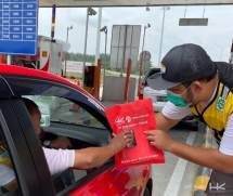 Hutama Karya Bagikan Bingkisan Terkait Hari Pelanggan Nasional