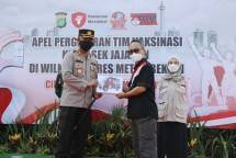 Rabu (01/09/2021) &ndash; Simbolisasi penyerahan 9 unit mobil vaksin oleh Gerakan Indonesia Pasti Bisa (Rudi Valinka &ndash; kanan) kepada Polres Metro Bekasi (Kombes Hendra Gunawan &ndash; kiri) dalam mendukung program vaksinasi keliling.