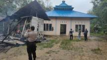 Suasana lingkungan masjid Ahmadiyah usai dirusak massa dan bangunan di sebelahnya dibakar di Sintang, Kalimantan Barat, pada Jumat (3/9). (Foto: dok. istimewa) Download Apps CNN Indonesia sekarang https://app.cnnindonesia.com/