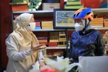 Menaker Ida Fauziyah Kayuh Sepeda Temui Pekerja Penerima BSU