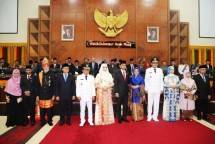 Presiden Jokowi didampingi Ibu Negara Iriana berpose bersama Gubernur Aceh Irwandi Yusuf dan Wakil Gubernur Nova Iriansyah, seusai pelantikan keduanya, di Gedung DPRA, Banda Aceh, Aceh, Rabu (5/7) siang. (Foto: Setkab)